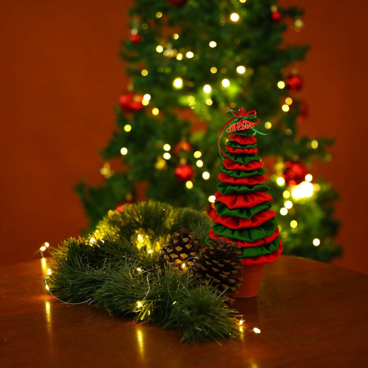 Red & Green Yo Yo Mini Christmas Tree