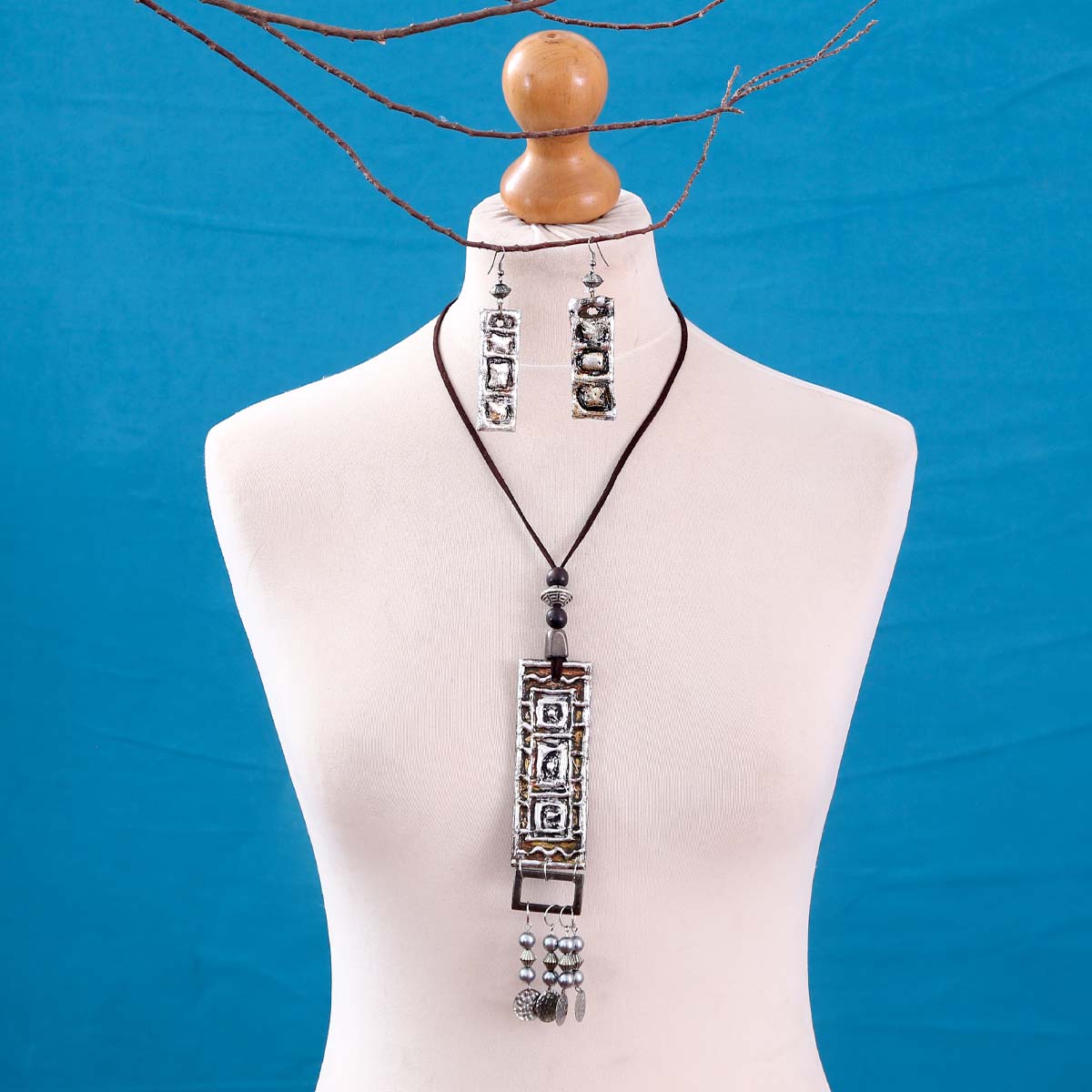Metallic Feature Necklace & Earring Set