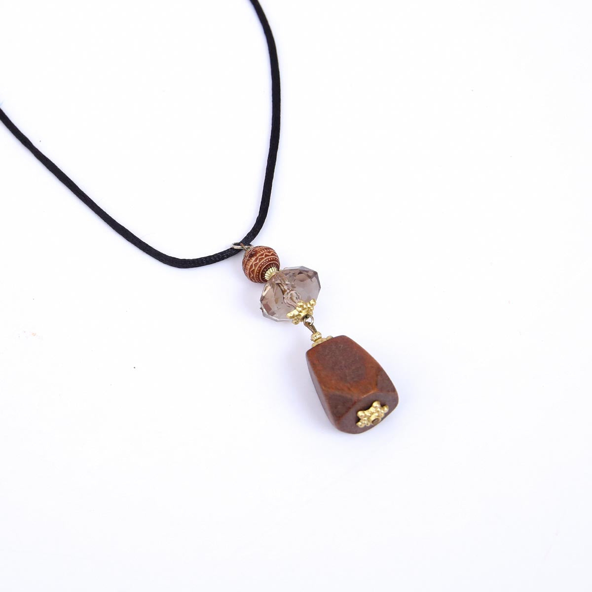 Wooden detailed beaded necklace